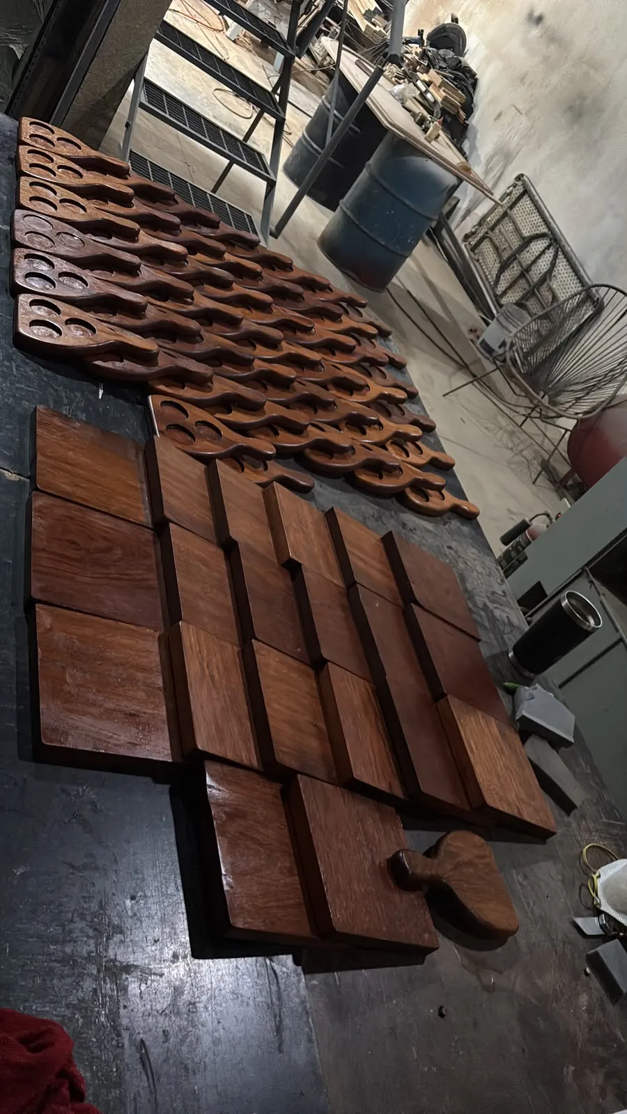 Tablas y bases de madera oscura terminadas y apiladas en el taller