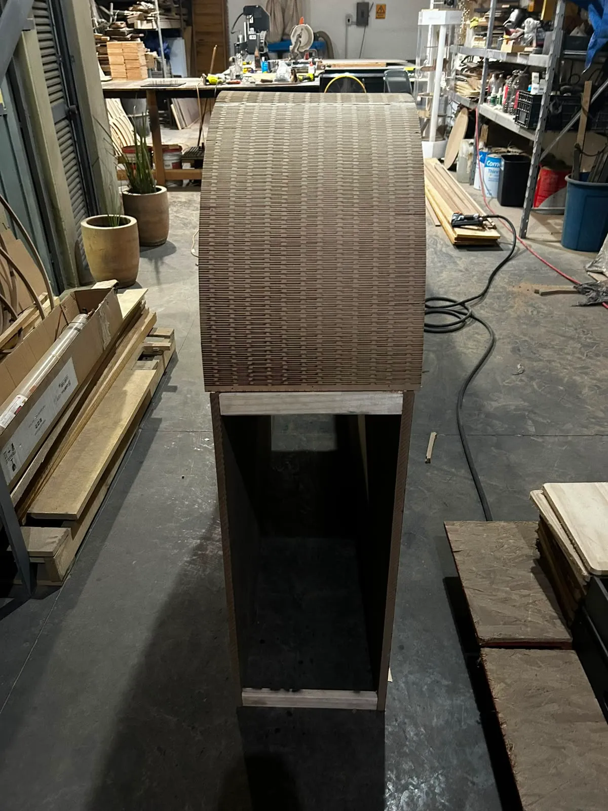 Mueble curvo de MDF con curvado kerf montado en el taller
