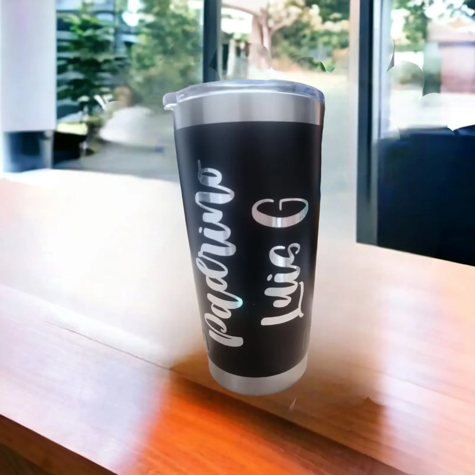 Termo de acero negro con nombre personalizado grabado