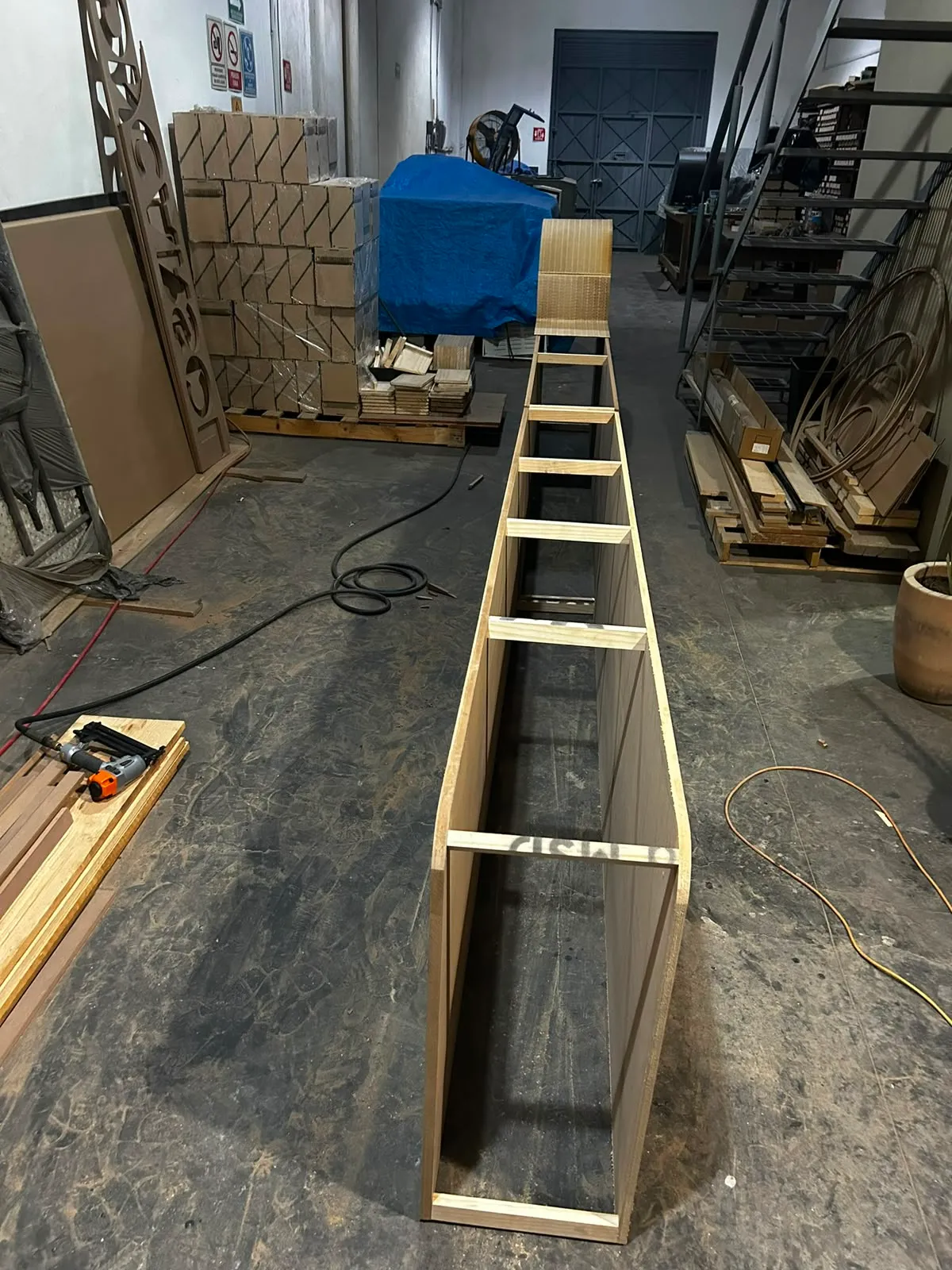 Estructura larga de mueble a medida en construcción dentro del taller