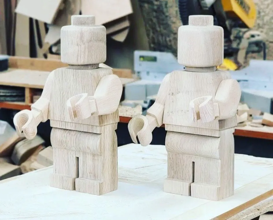 Dos figuras articuladas de gran formato talladas en madera maciza