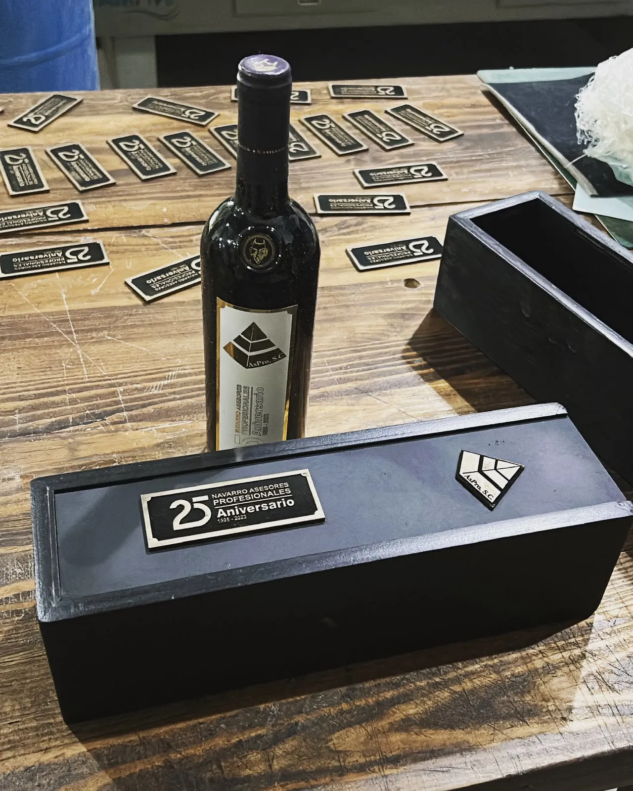 Estuche de vino negro con placa conmemorativa de 25 aniversario