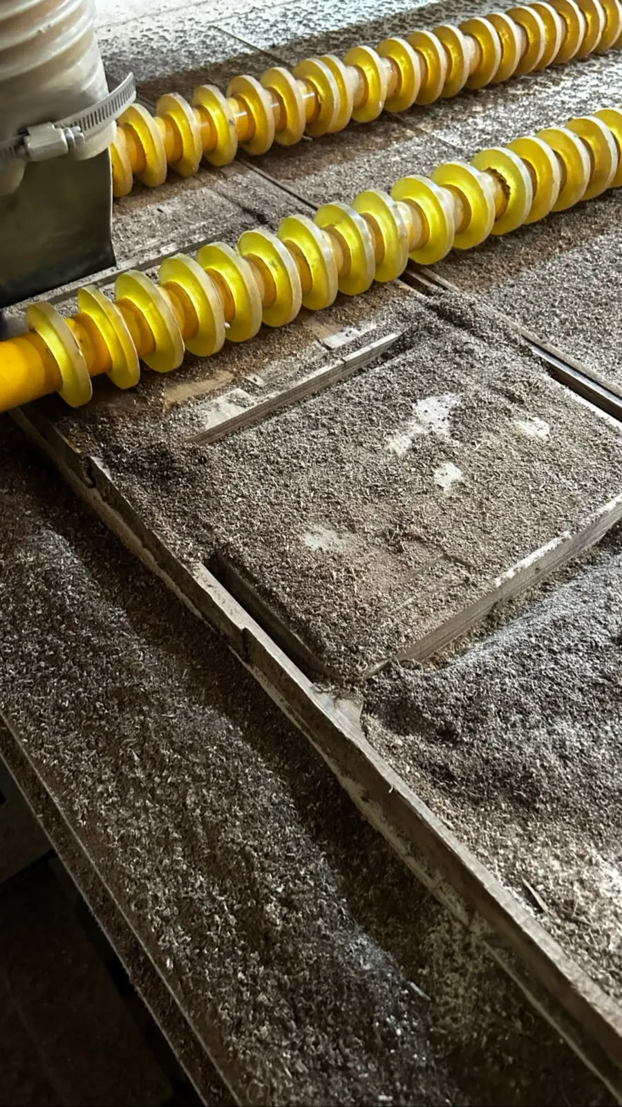 Husillo y tornillo sinfín de la mesa del router CNC cubiertos de aserrín